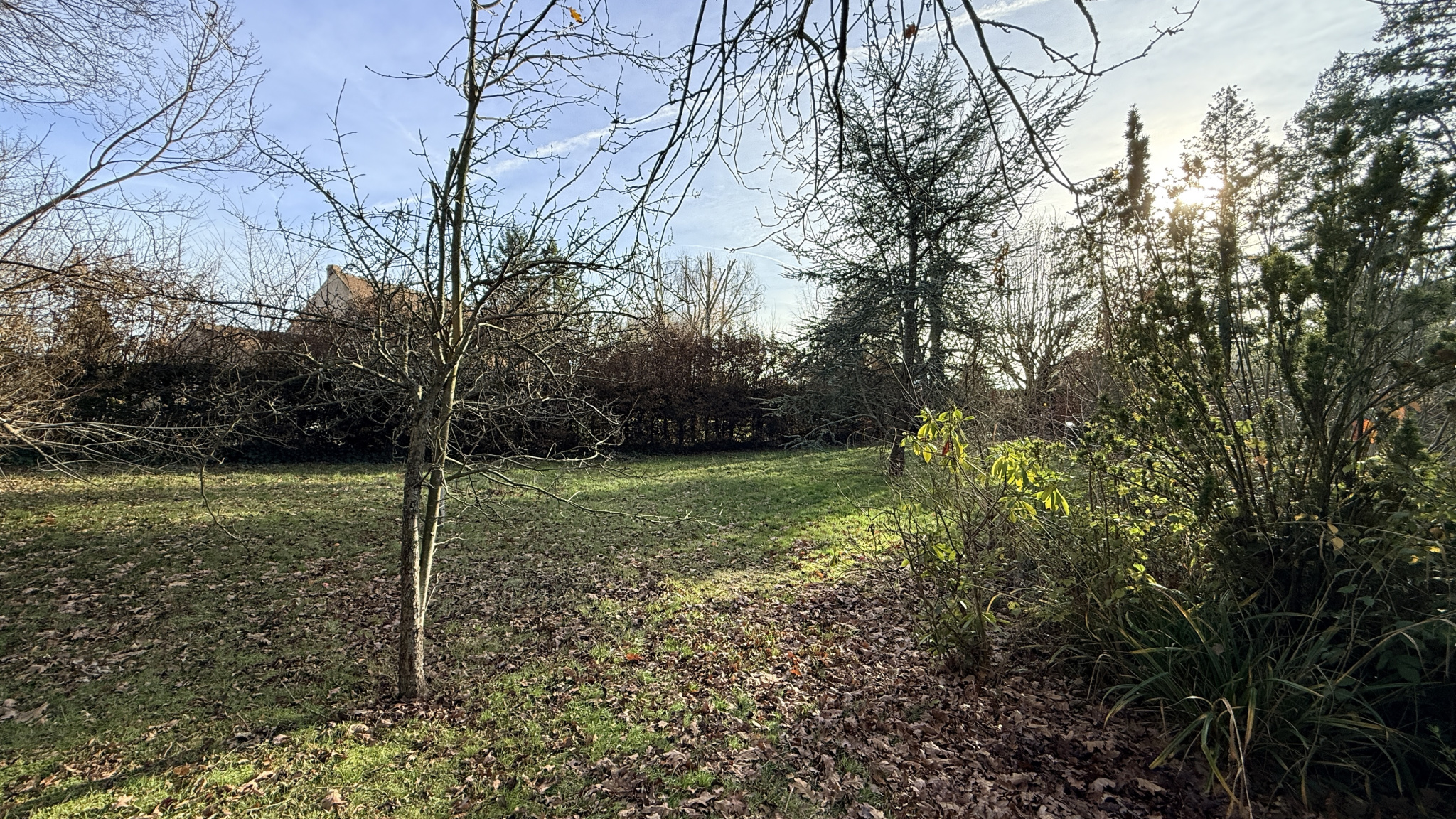 AUTOUILLET, TERRAIN DE 653M2 AVEC ACCES PORTAIL.