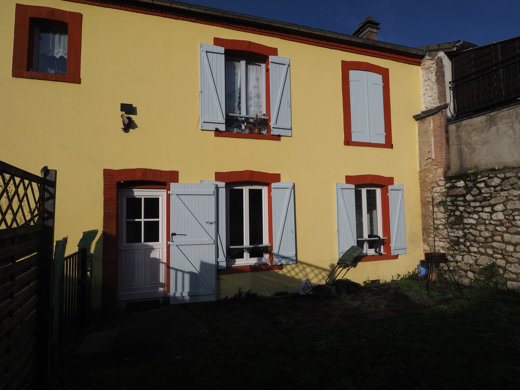 NEAUPHLE LE VIEUX, APPARTEMENT AVEC CAVE, PARKINGS ET JARDIN