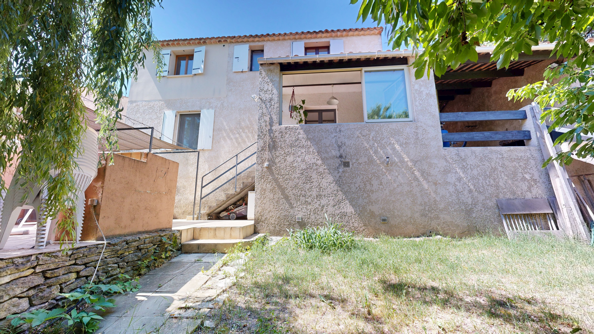 MAISON INDIVIDUELLE AVEC GARAGE, JARDIN ET CAVE